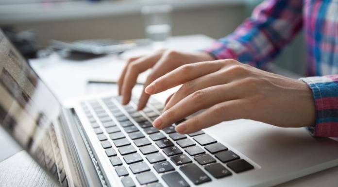 Jaka podstawka pod laptopa najlepsza? ranking laptopów - dobry laptop do 2000 zł