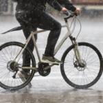 Jazda na rowerze w deszczu – o czym warto pamiętać?