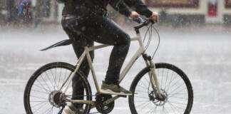 Jazda na rowerze w deszczu – o czym warto pamiętać?