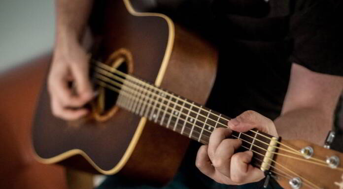 Gitara akustyczna — idealny pomysł na wakacje