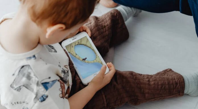 Kiedy dać dziecku pierwszy telefon komórkowy? Kiedy dać dziecku pierwszy telefon komórkowy?